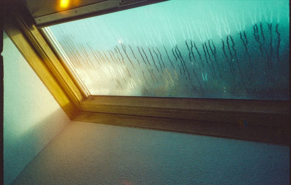 Comment prévenir et résoudre la condensation sous toiture efficacement