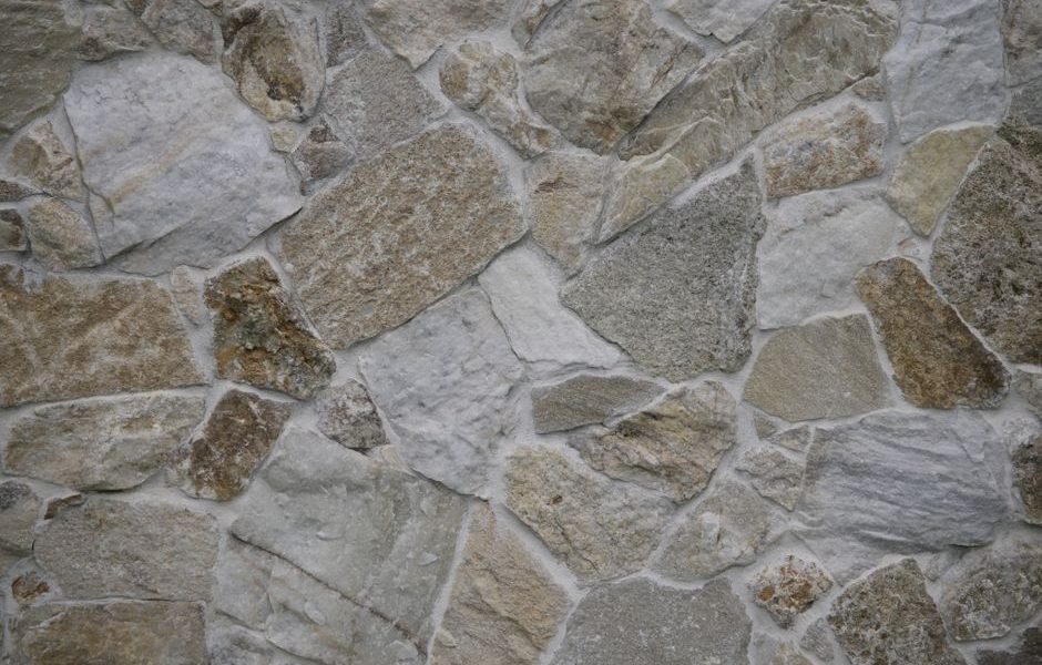 Les secrets d&rsquo;une rénovation réussie pour un mur en pierre intérieur